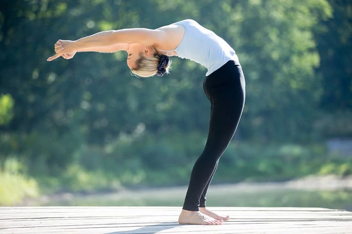 Ardha Chakrasana yoga to reduce belly fat