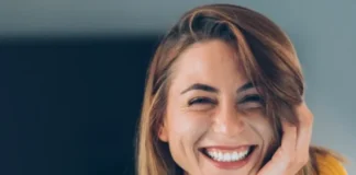 woman-smiling-laptop