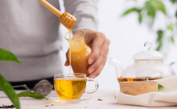 A cup of warm water with honey - benefits and uses
