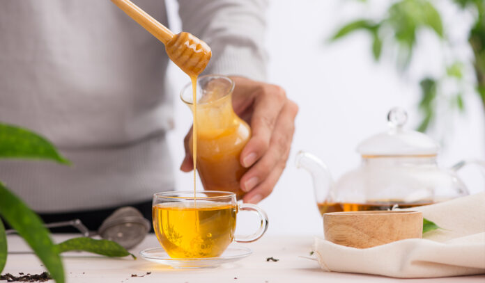 A cup of warm water with honey - benefits and uses